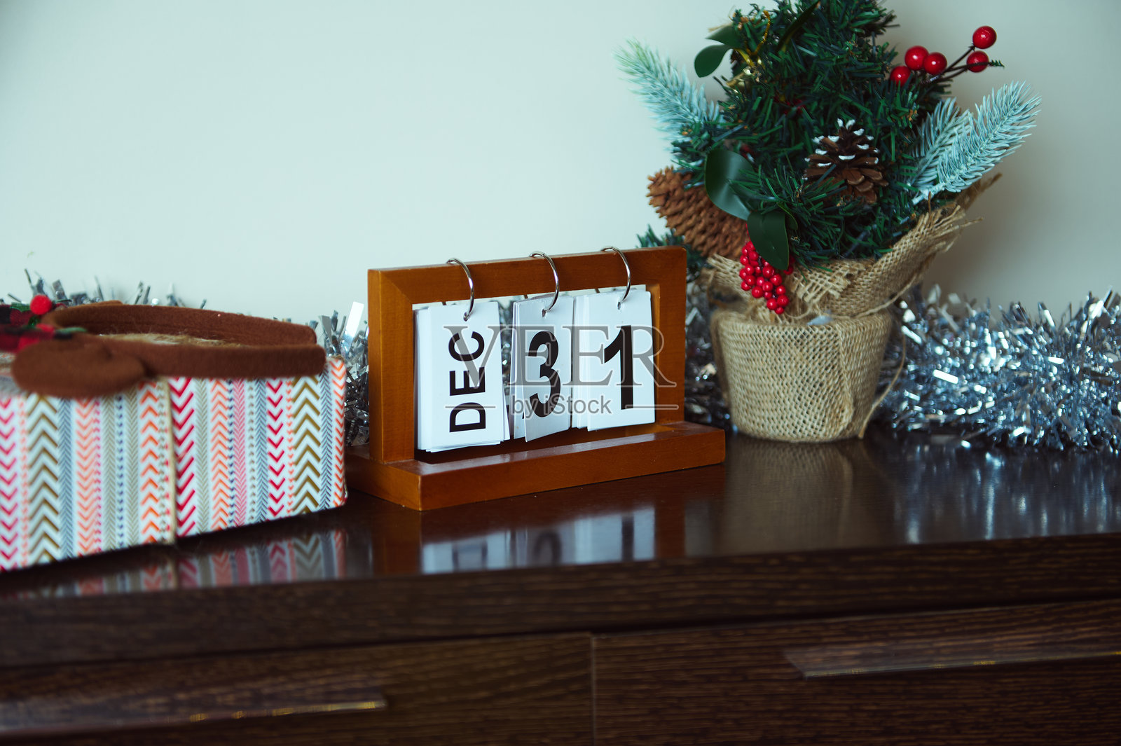 节日假期日历展示,配有礼物和小装饰树照片摄影图片