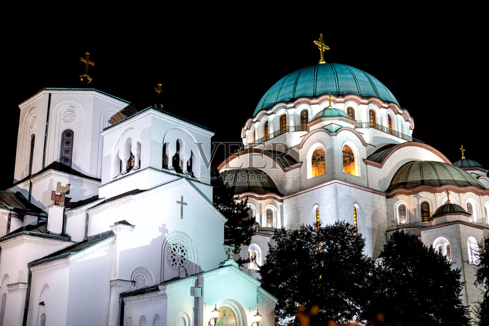 贝尔格莱德的圣萨瓦大教堂在夜间熠熠生辉照片摄影图片