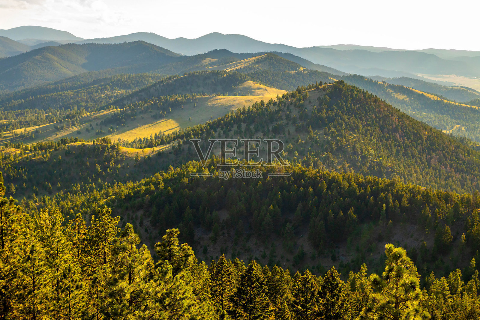 蒙大拿州夏季日落的风景山脉照片摄影图片