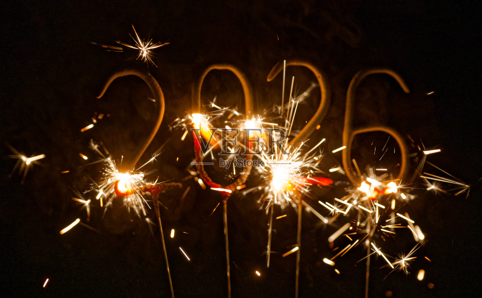 2026年新年快乐,闪烁的数字在黑暗的节日背景上发光照片摄影图片