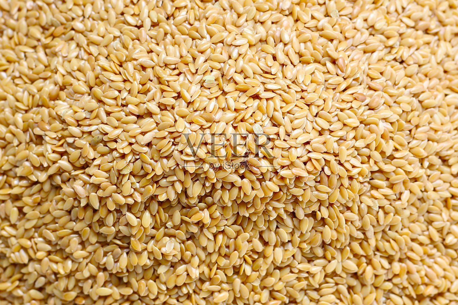 有机金色亚麻籽,富含Omega-3、纤维和抗氧化剂照片摄影图片