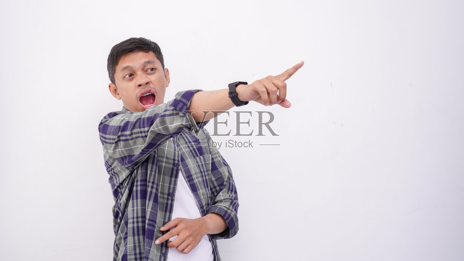 愤怒的亚洲男子肖像,指着你并追究责任,正在大声斥责。白色背景下的摄影作品。照片摄影图片