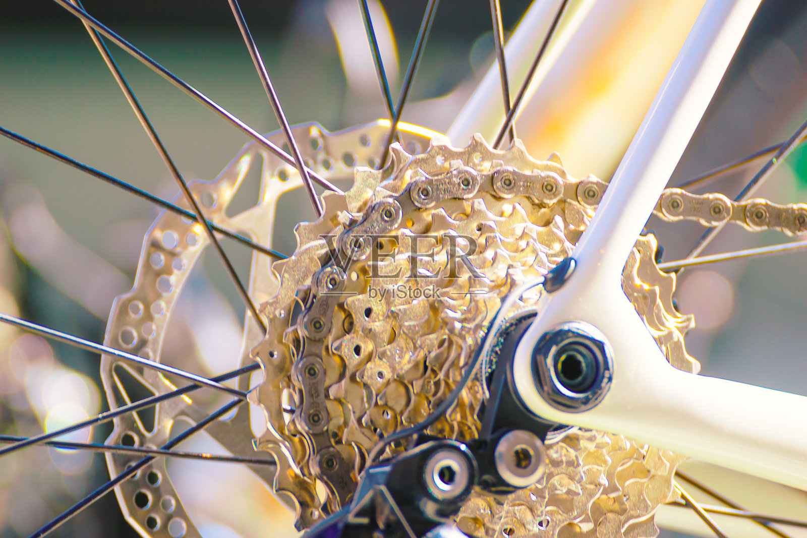 高性能自行车的齿轮和链条。高性能自行车照片摄影图片