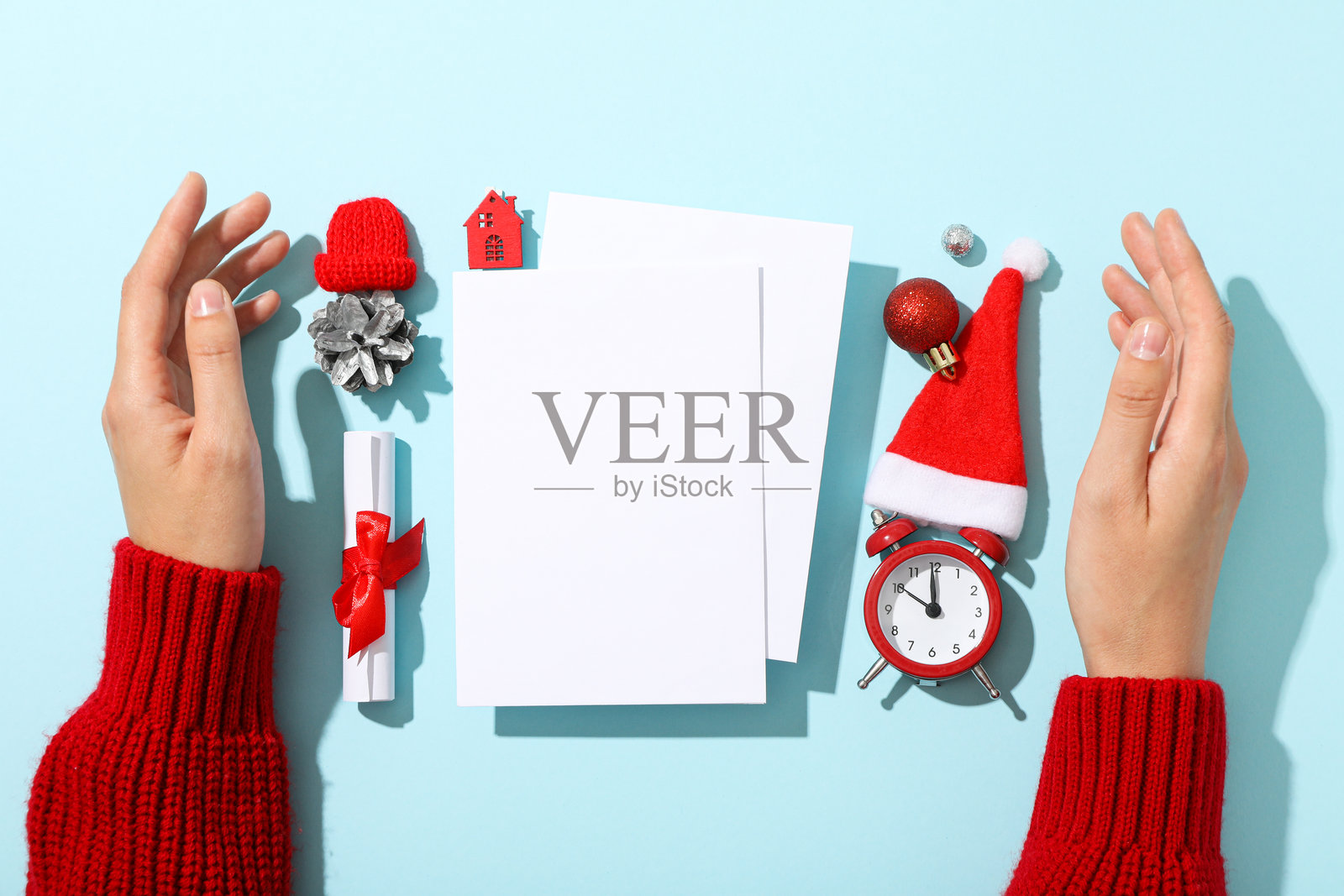 空白的圣诞信件,配有新年装饰。照片摄影图片