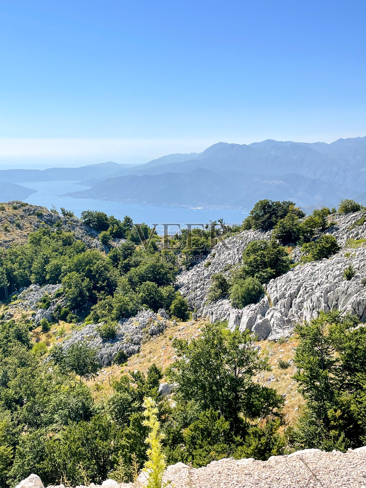 黑山山峰上方的戏剧性云彩照片摄影图片