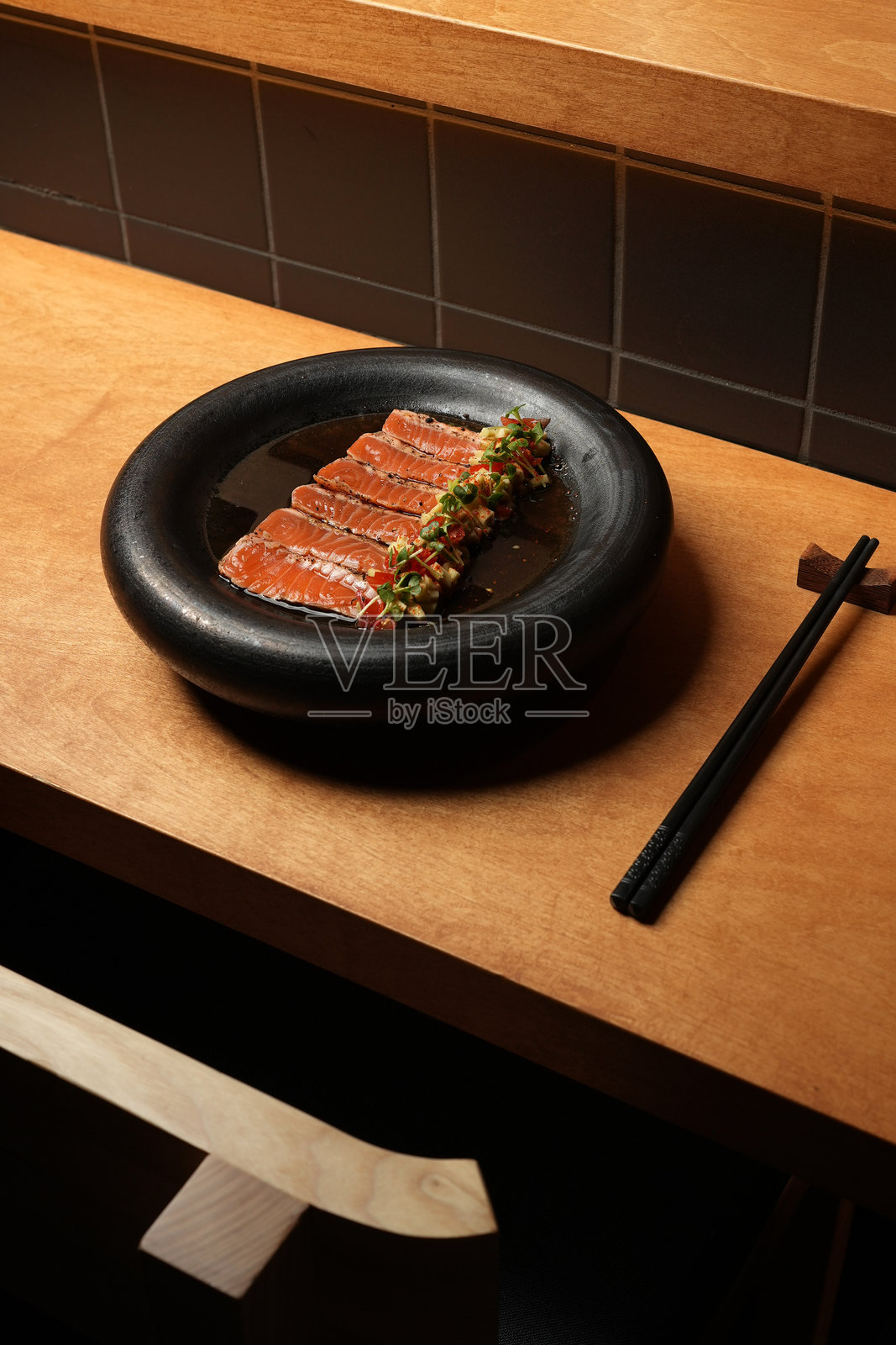 美味的三文鱼刺身拼盘照片摄影图片