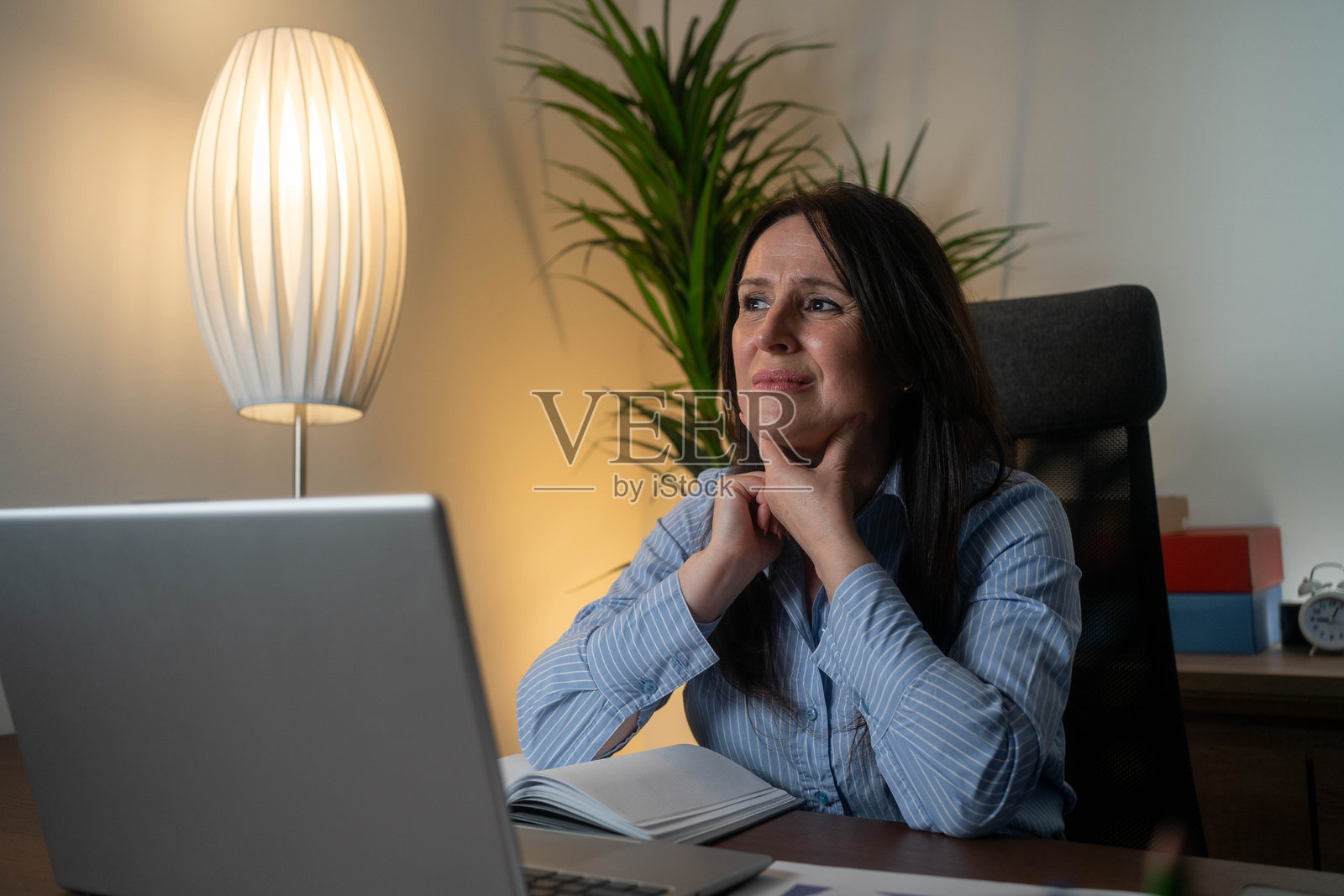 教室里的老师。照片摄影图片