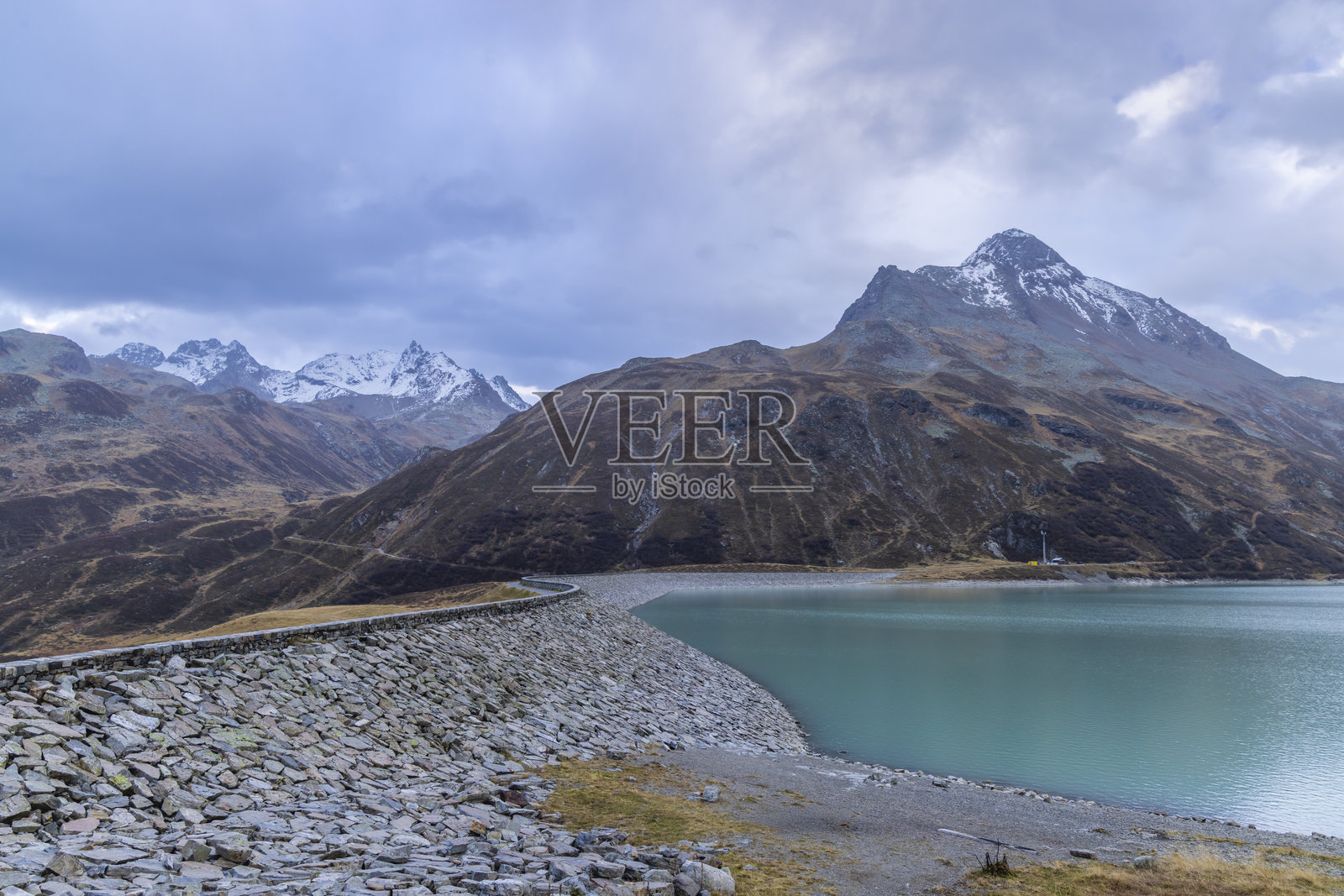 奥地利福拉尔贝格州加施洪的科普斯水库旁的西尔弗雷塔高山公路蜿蜒而行照片摄影图片