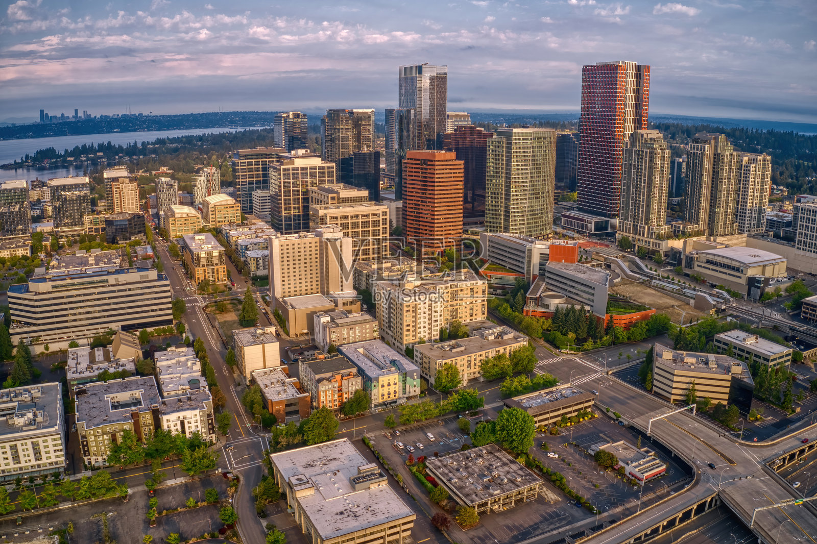 夏季时的华盛顿州贝尔维尤鸟瞰图照片摄影图片