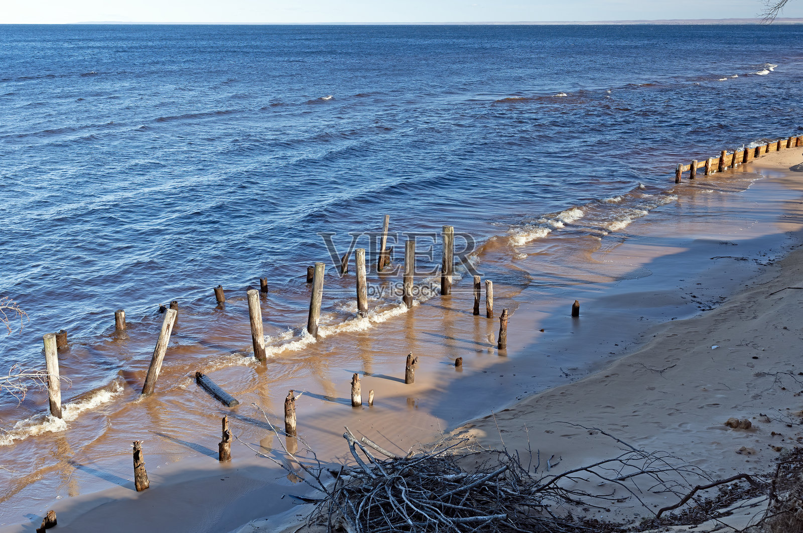 偏远湖岸的废弃邮筒照片摄影图片