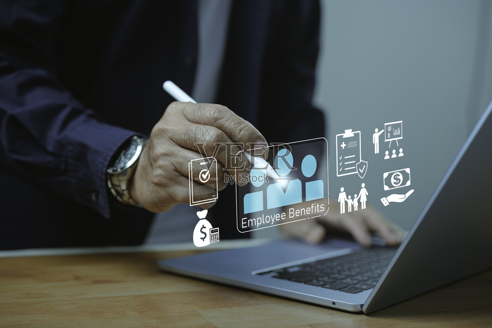 商人使用数字技术管理员工福利,图标包括医疗保健、保险、薪资和工作与生活平衡,代表人力资源解决方案和职场支持。照片摄影图片