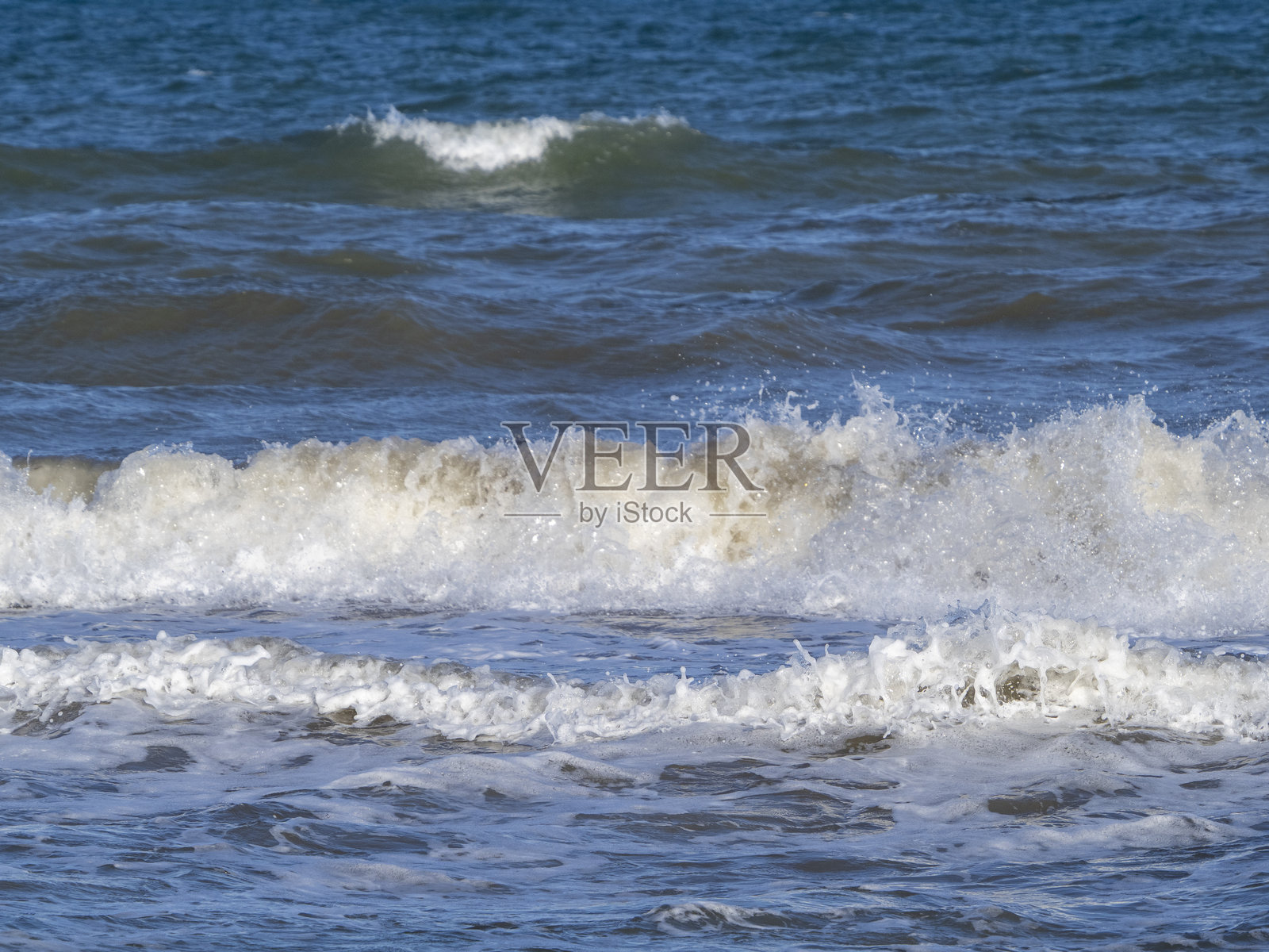 海滩上的海浪照片摄影图片