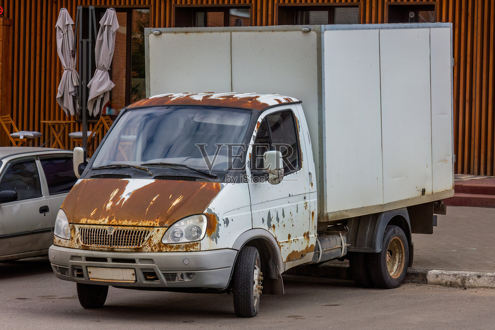 在城市环境中停放的风化送货卡车照片摄影图片