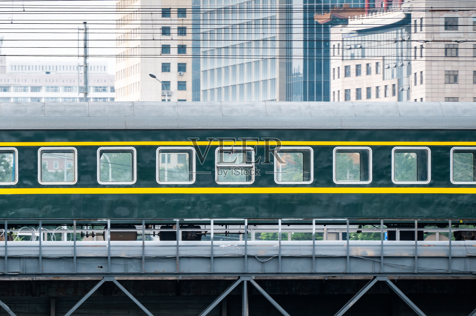 中国铁路的绿色客运列车照片摄影图片