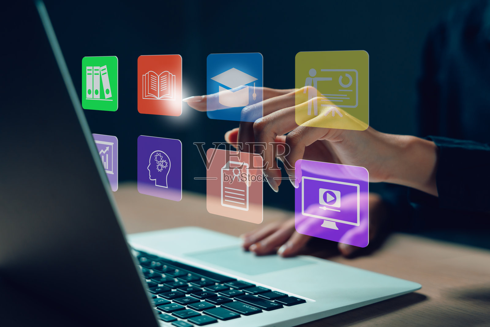 女性在互联网上参加在线教育培训和电子学习网络研讨会照片摄影图片