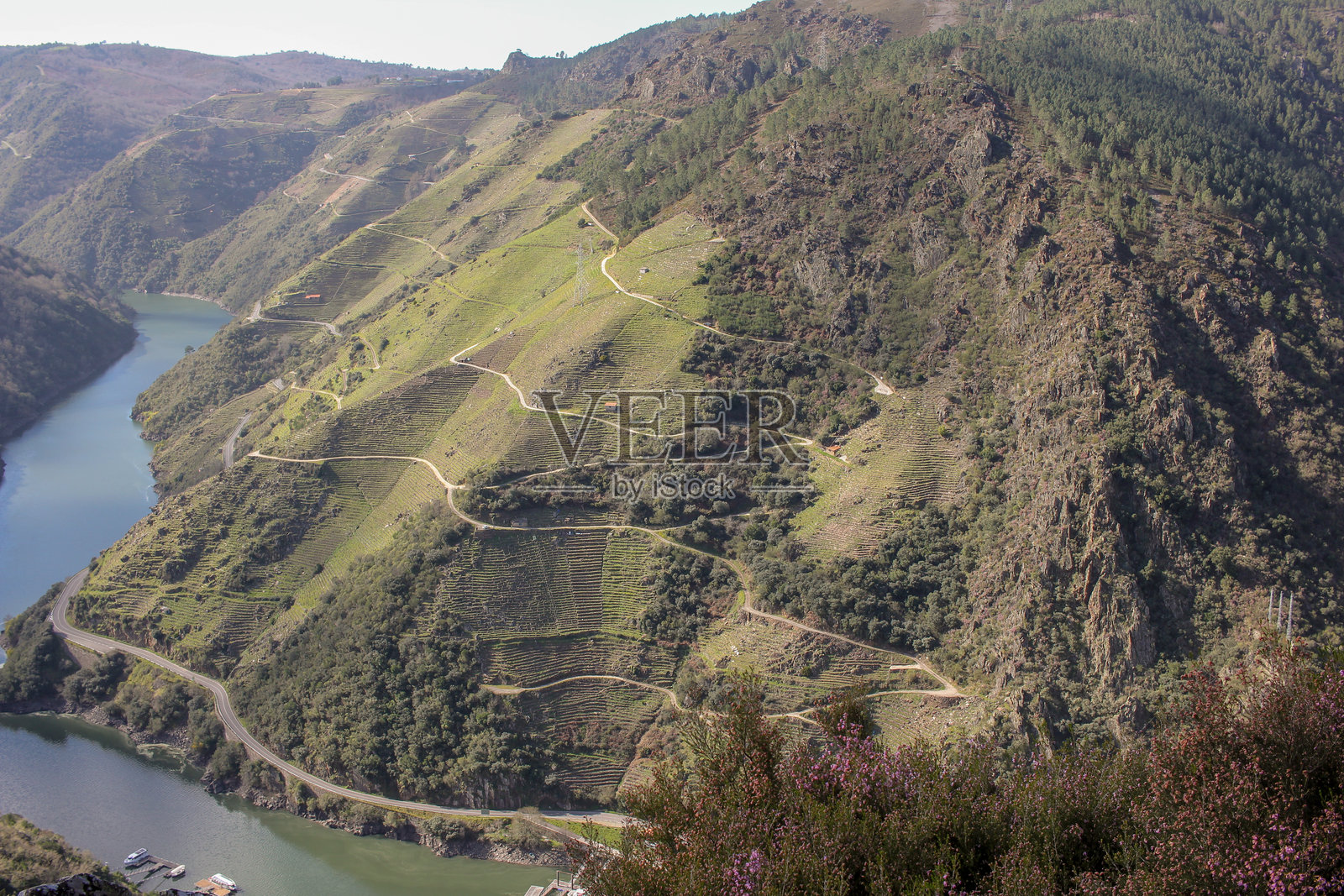 从瞭望台俯瞰山脉的景色照片摄影图片