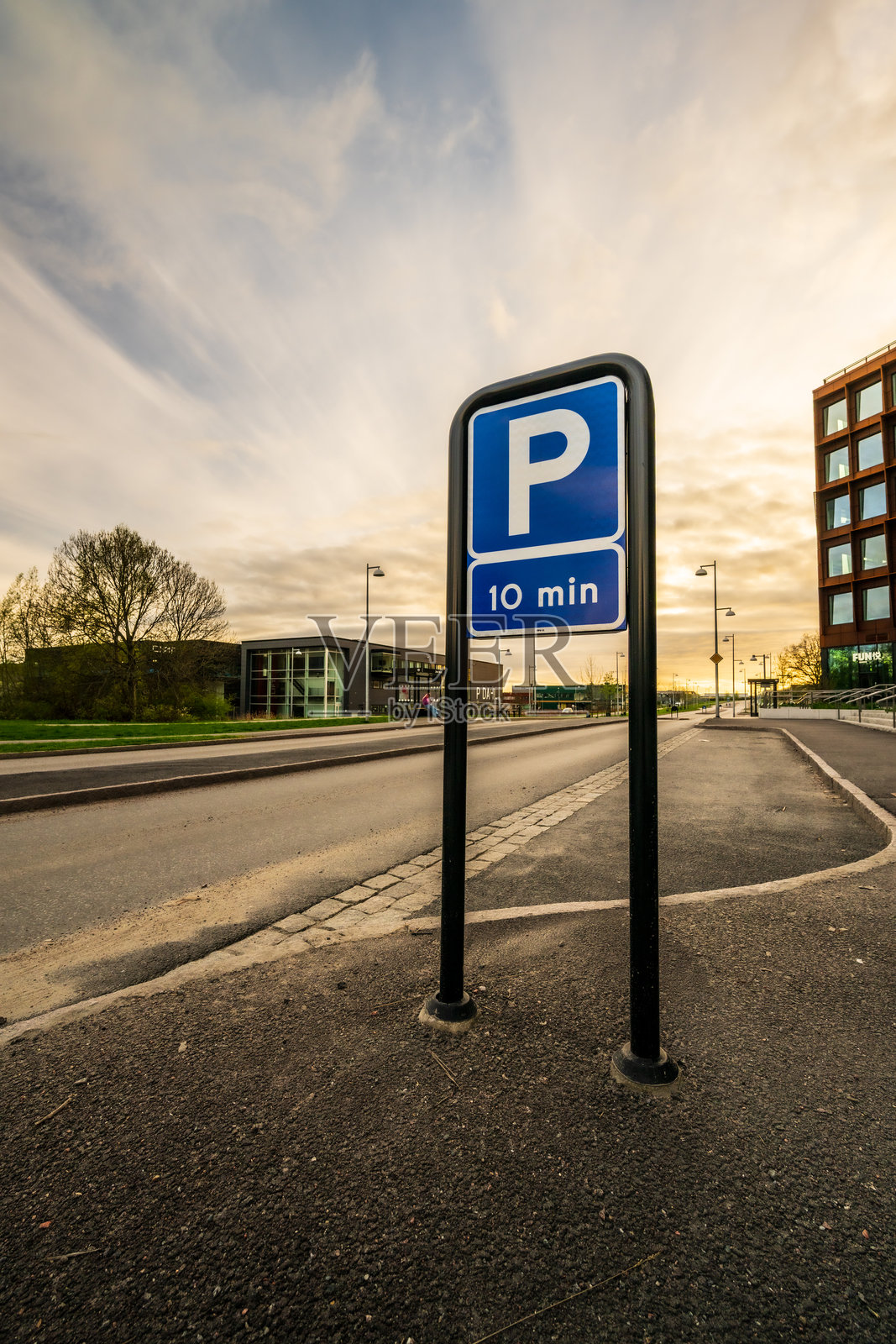 停车区10分钟限制街道标志。照片摄影图片