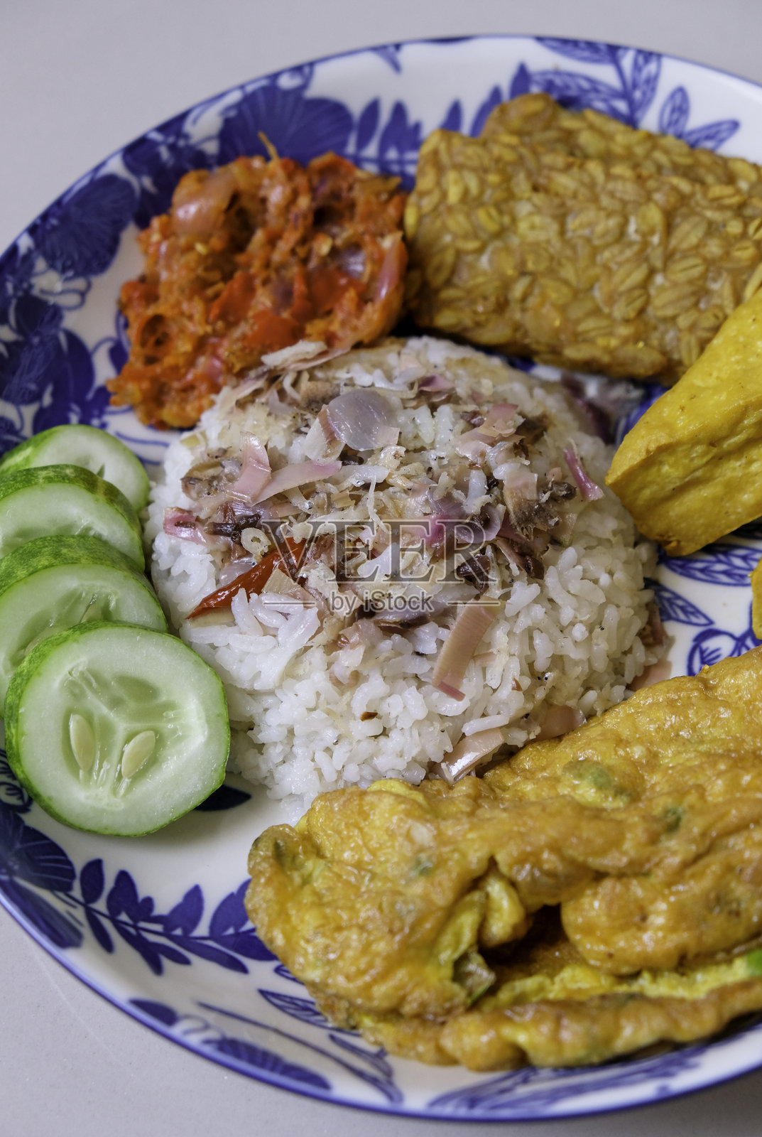 自制的火焰姜或凯孔布朗米饭,配炸豆腐和天贝、沙爹、煎蛋和黄瓜照片摄影图片