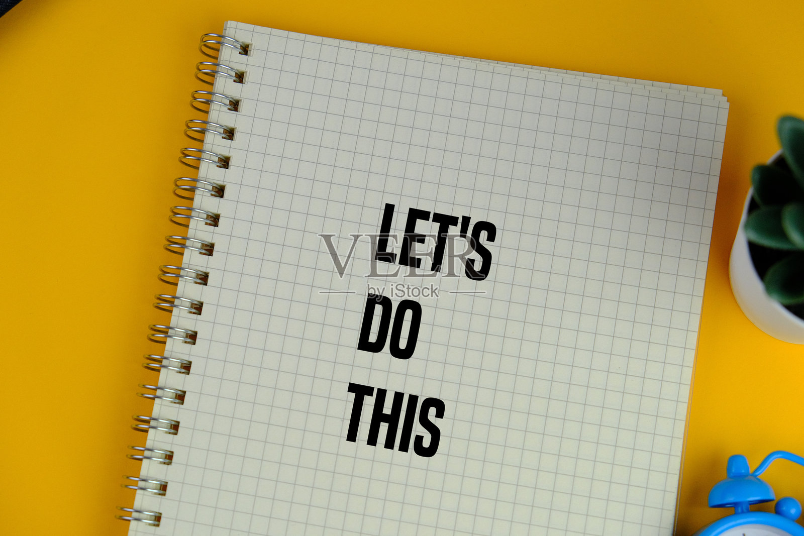 激励名言刻在标签上:让我们开始吧照片摄影图片