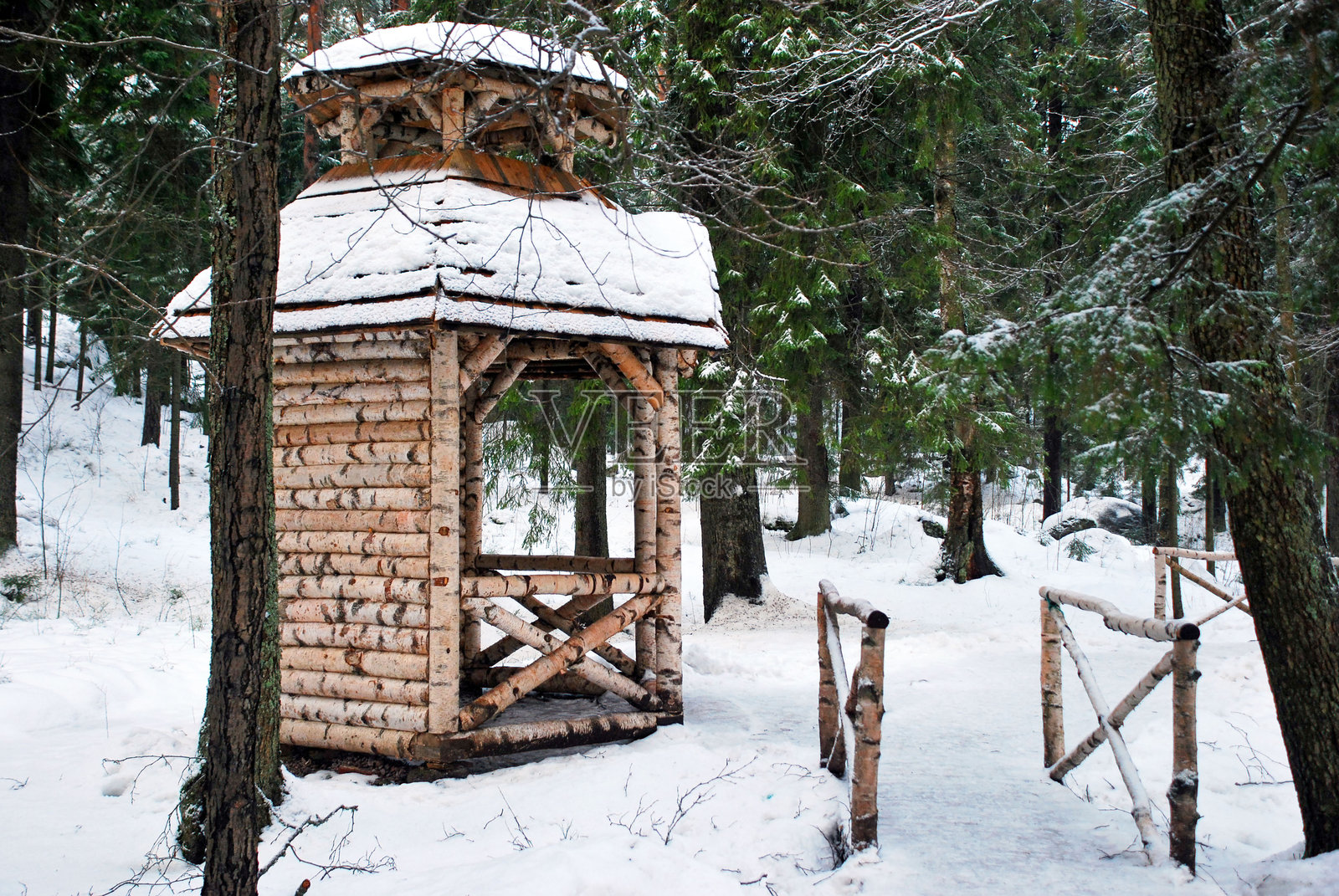 雪-covered森林中的乡村木栅栏凉亭照片摄影图片