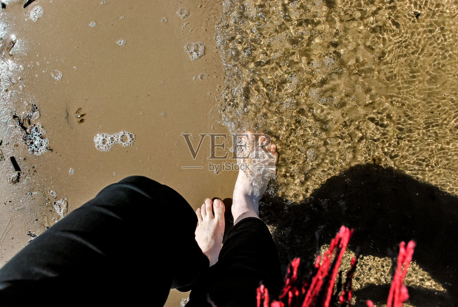 在沙滩上漫步,温柔的海浪轻轻拍打着脚丫照片摄影图片