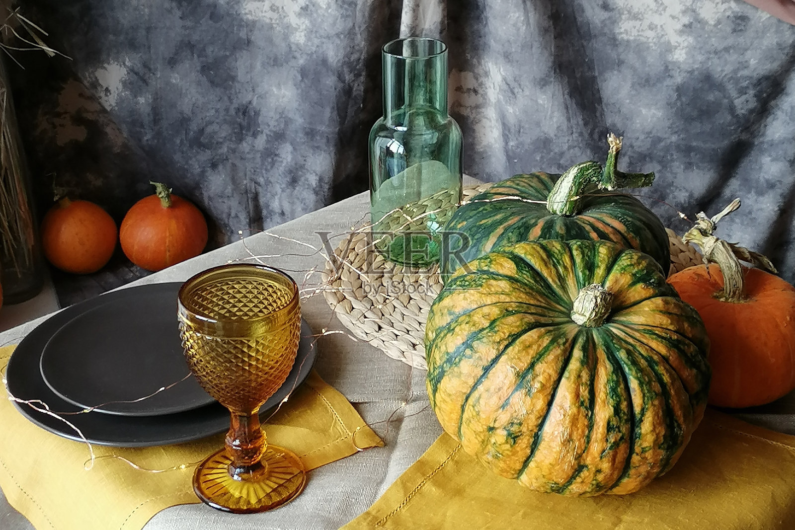 秋季桌面装饰,搭配南瓜和温馨的家居秋季风格。感恩节晚餐布置概念,庆祝丰收。照片摄影图片