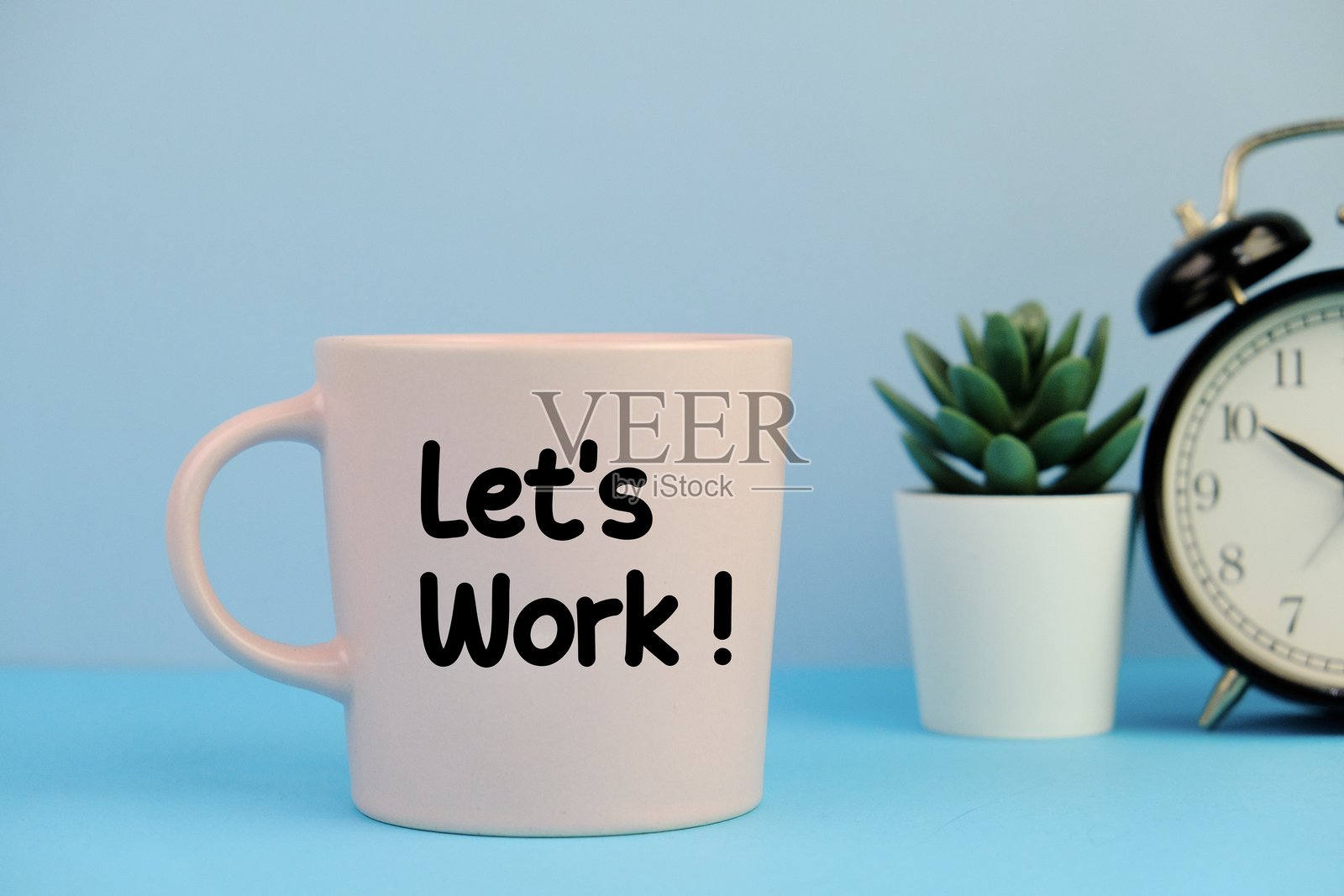 让我们一起工作 - 商业概念,带有文字的黄色早晨咖啡或茶杯。横向图像照片摄影图片