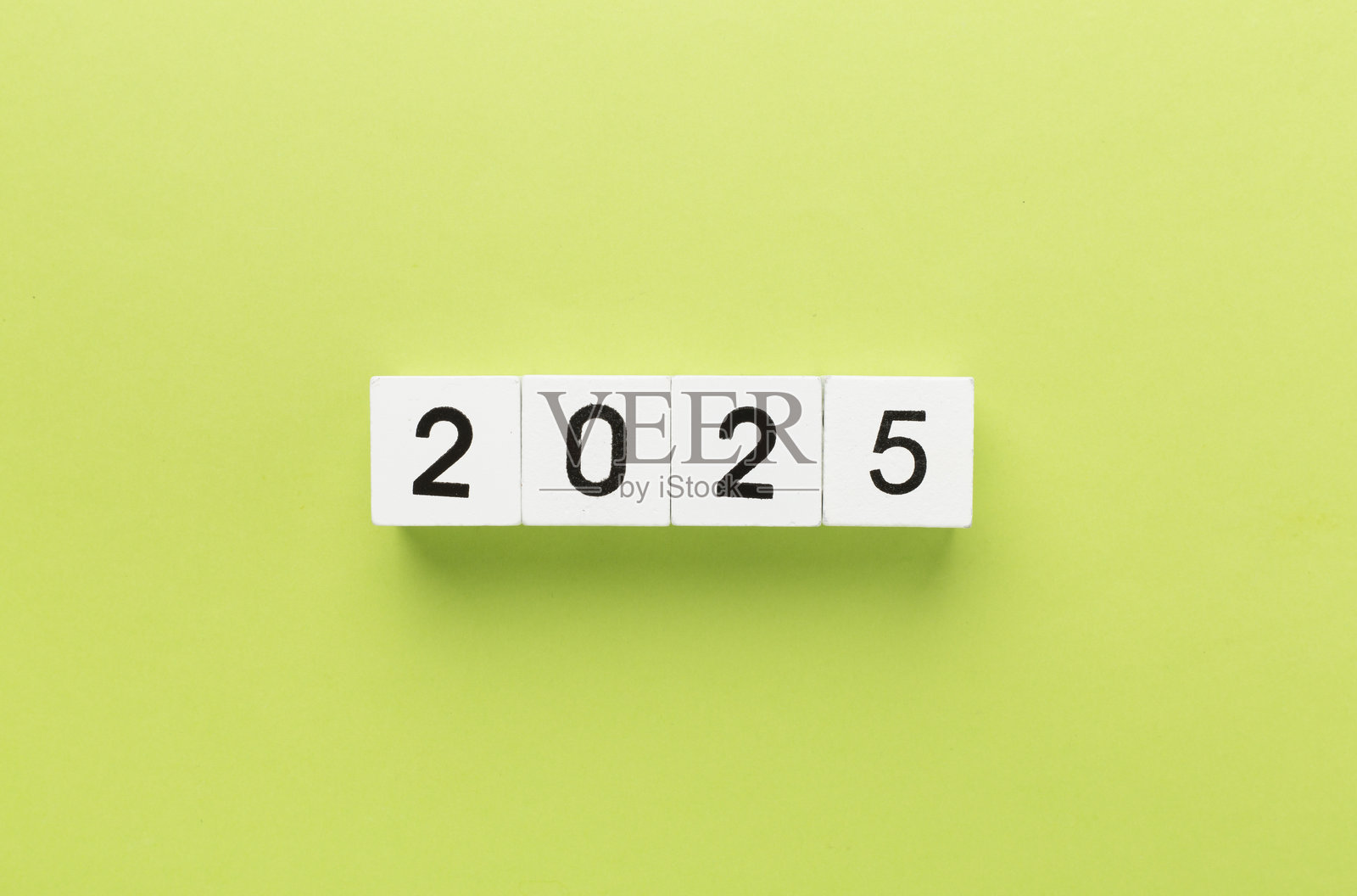 彩色背景上的数字2025立方体,俯视图照片摄影图片