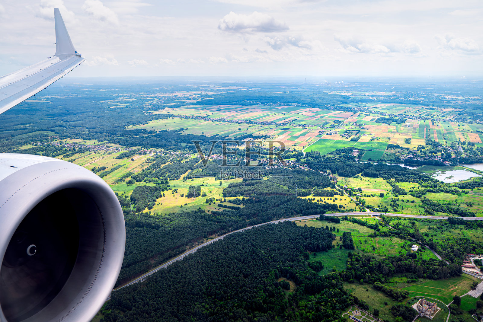 波兰高速公路上的飞机机翼和喷气发动机。照片摄影图片
