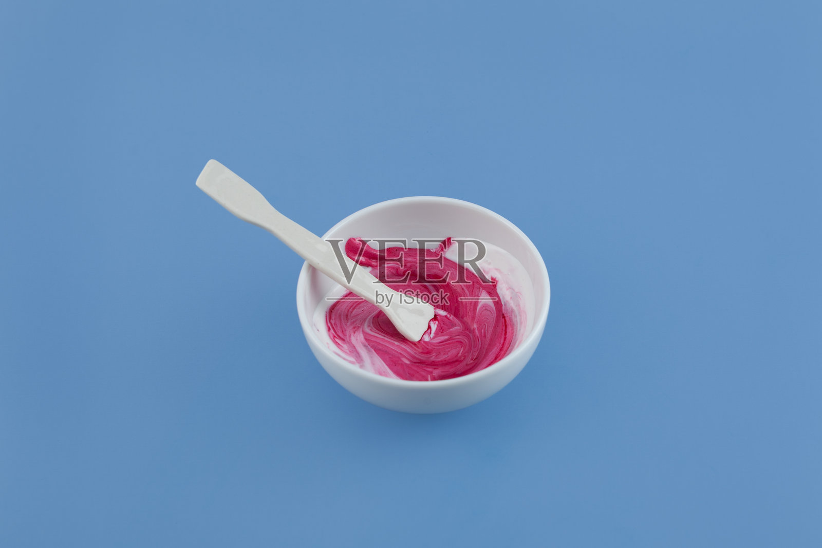 红色脂溶性染料均匀溶解在奶油霜中。阿佐红或卡莫伊辛。食品添加剂E122。油相混合物。E122常导致儿童多动症,在欧盟需要标注。照片摄影图片