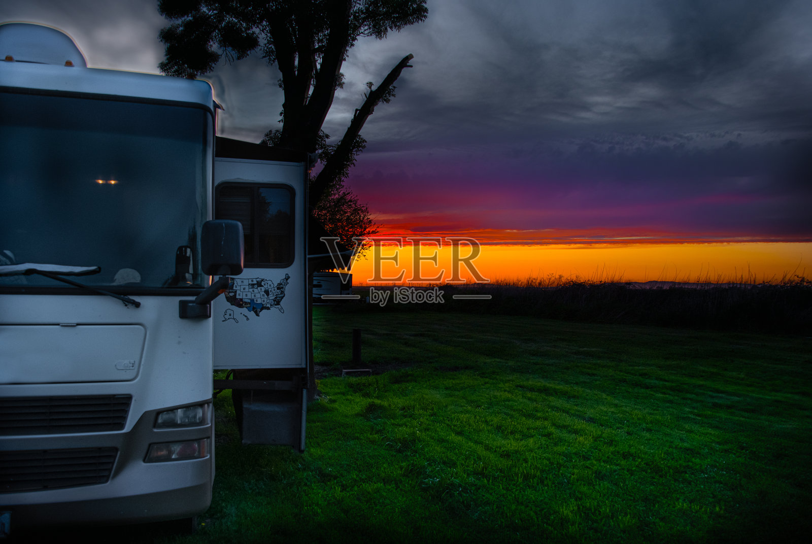 房车旅行者的梦想与日落照片摄影图片