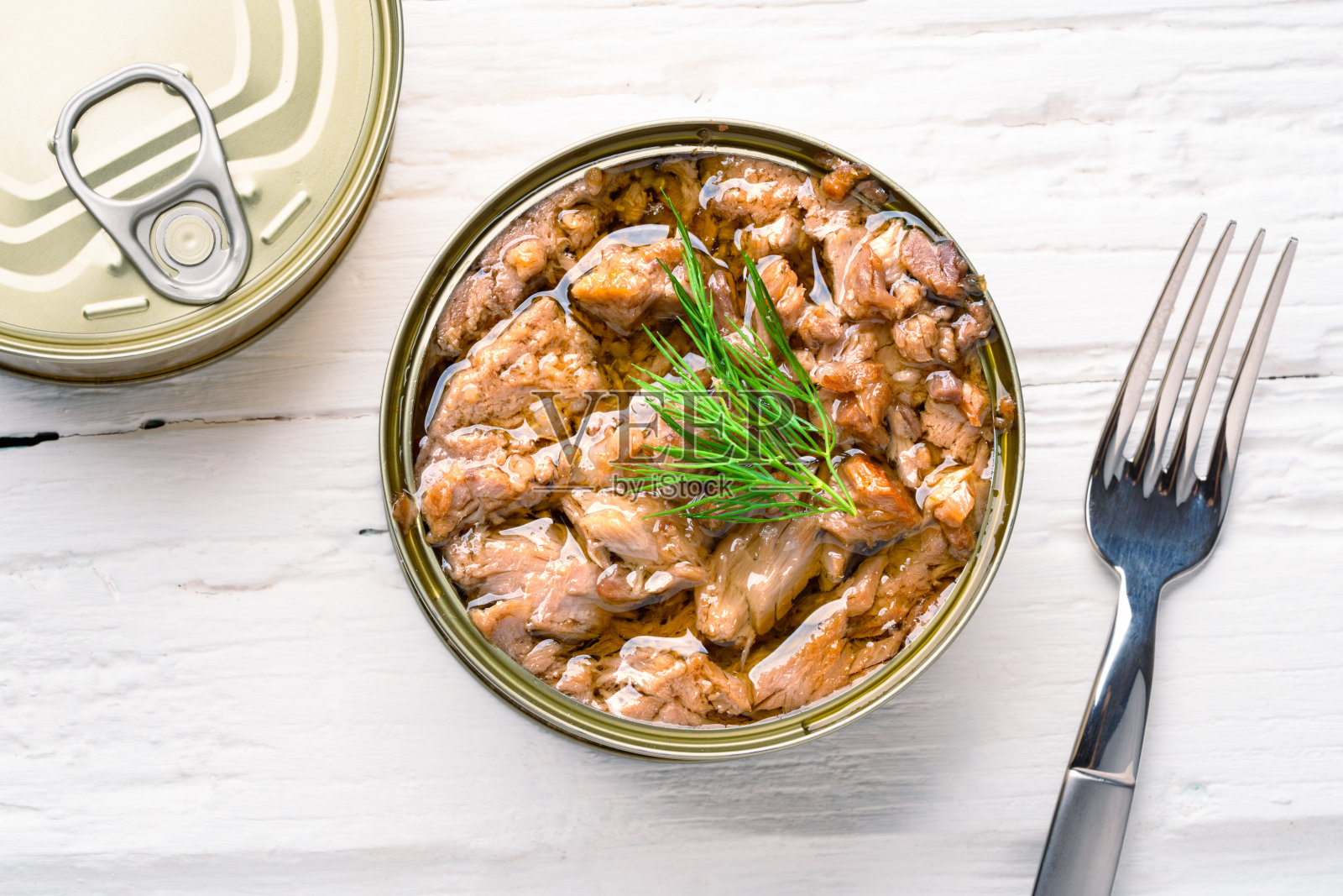 盐水罐装金枪鱼孤立在白色木质背景上照片摄影图片