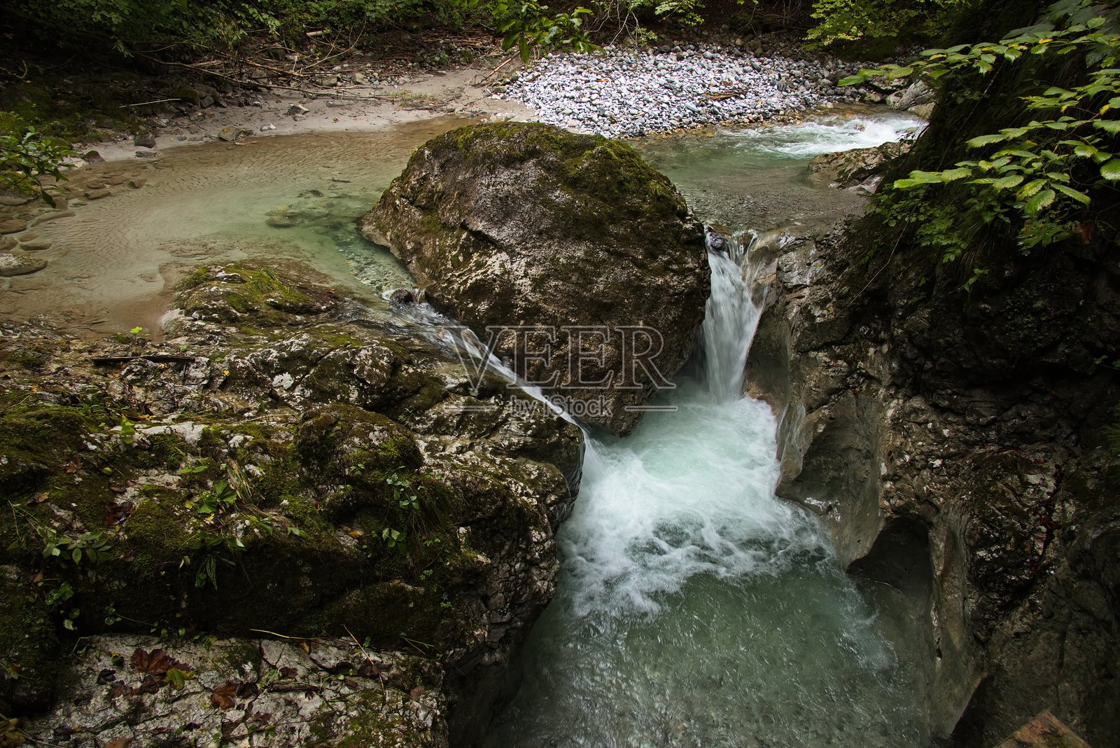 奥地利韦斯巴赫的塞森贝格峡谷中的韦斯巴赫溪流急流照片摄影图片