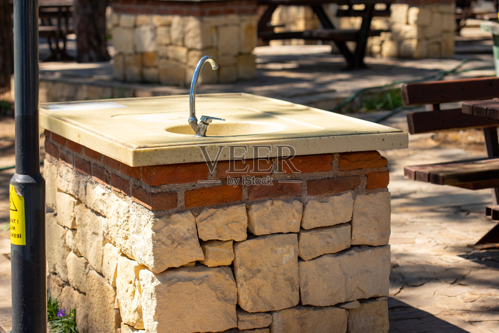 户外公园环境中的石头喷泉照片摄影图片