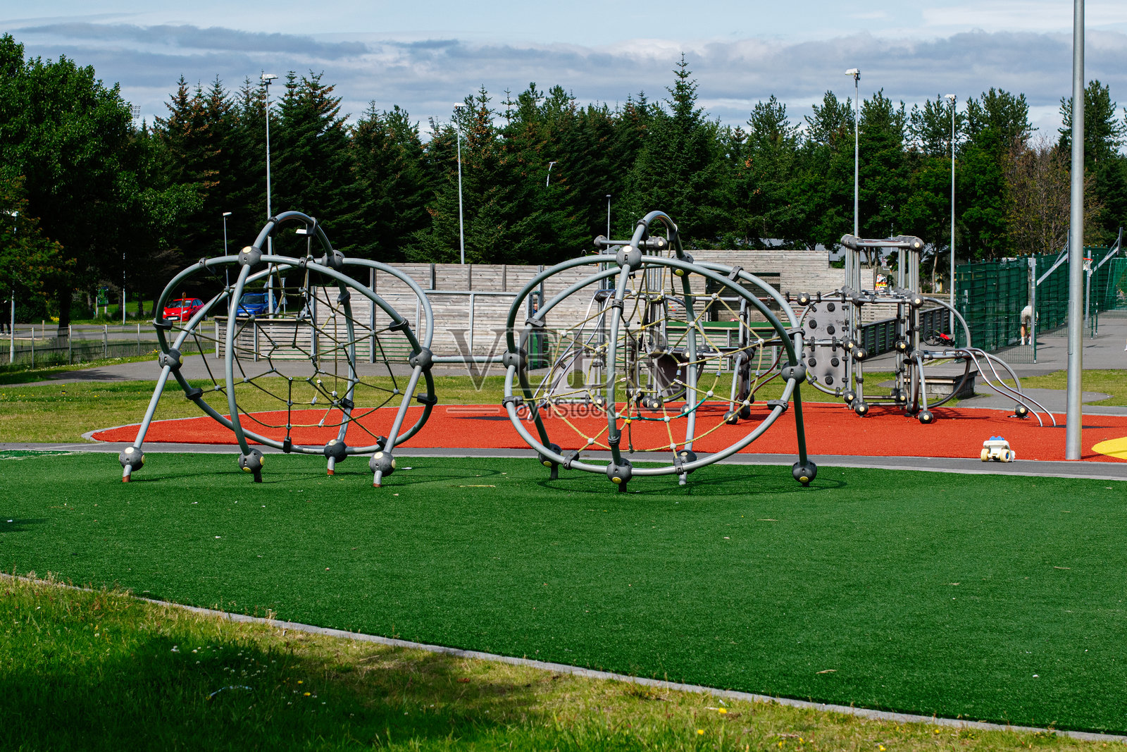 雷克雅未克,冰岛阳光明媚的天空下,拥有创新攀爬结构的游乐场照片摄影图片