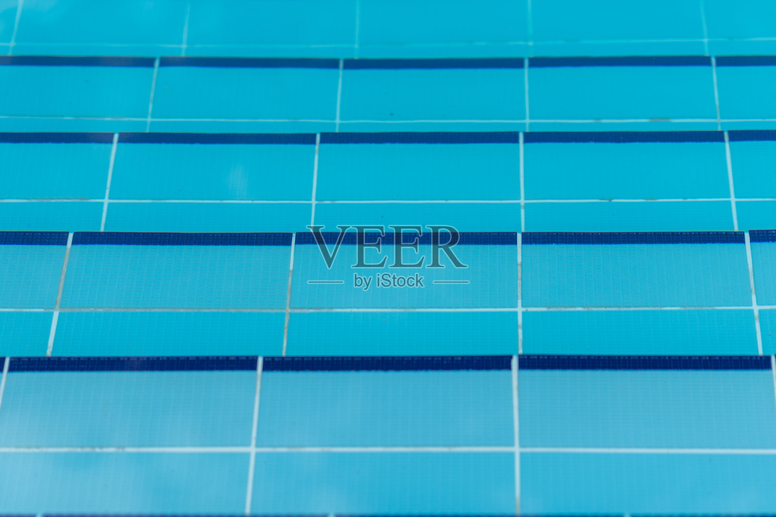 蓝色瓷砖的游泳池台阶照片摄影图片