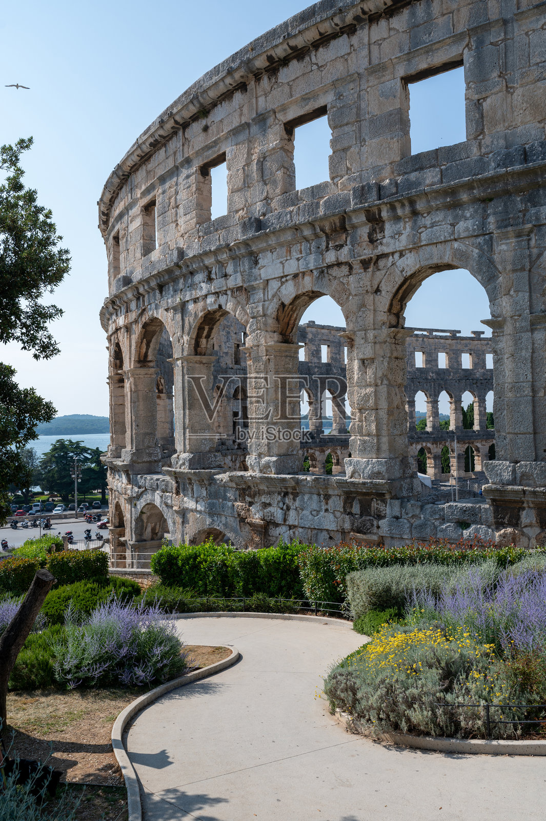克罗地亚普拉的圆形剧场部分和种植步道照片摄影图片