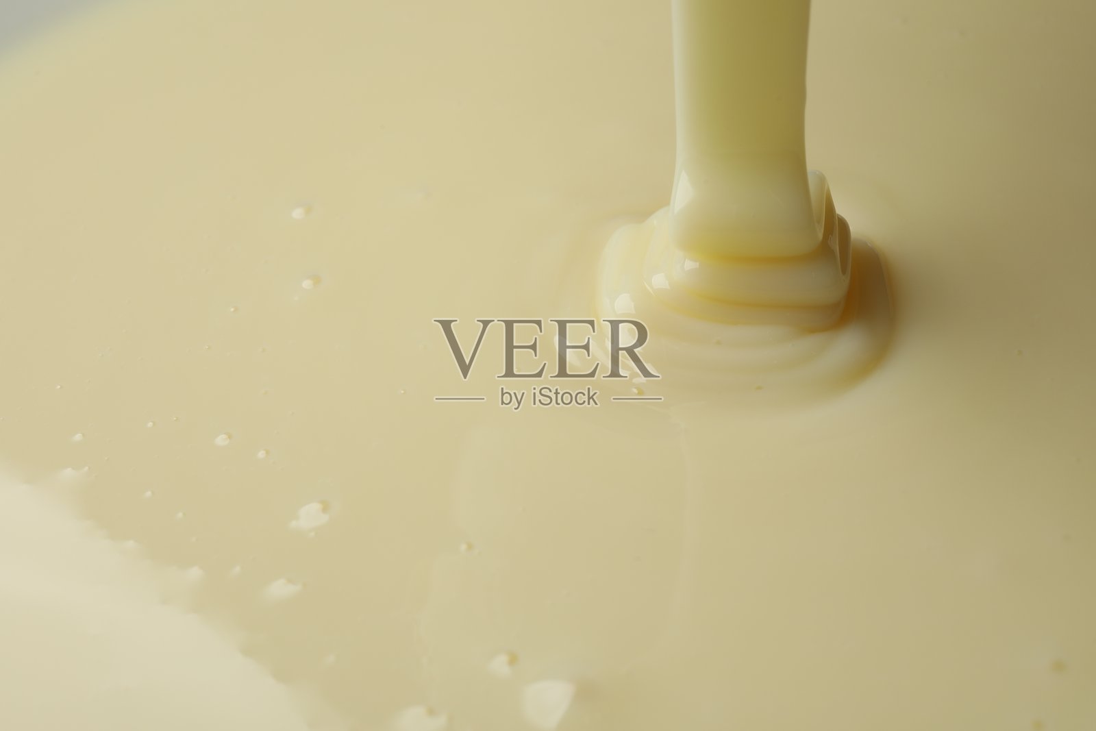 倒入美味的炼乳作为背景,特写镜头照片摄影图片