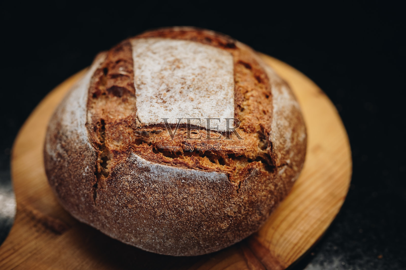 新鲜出炉的圆形酸面包照片摄影图片