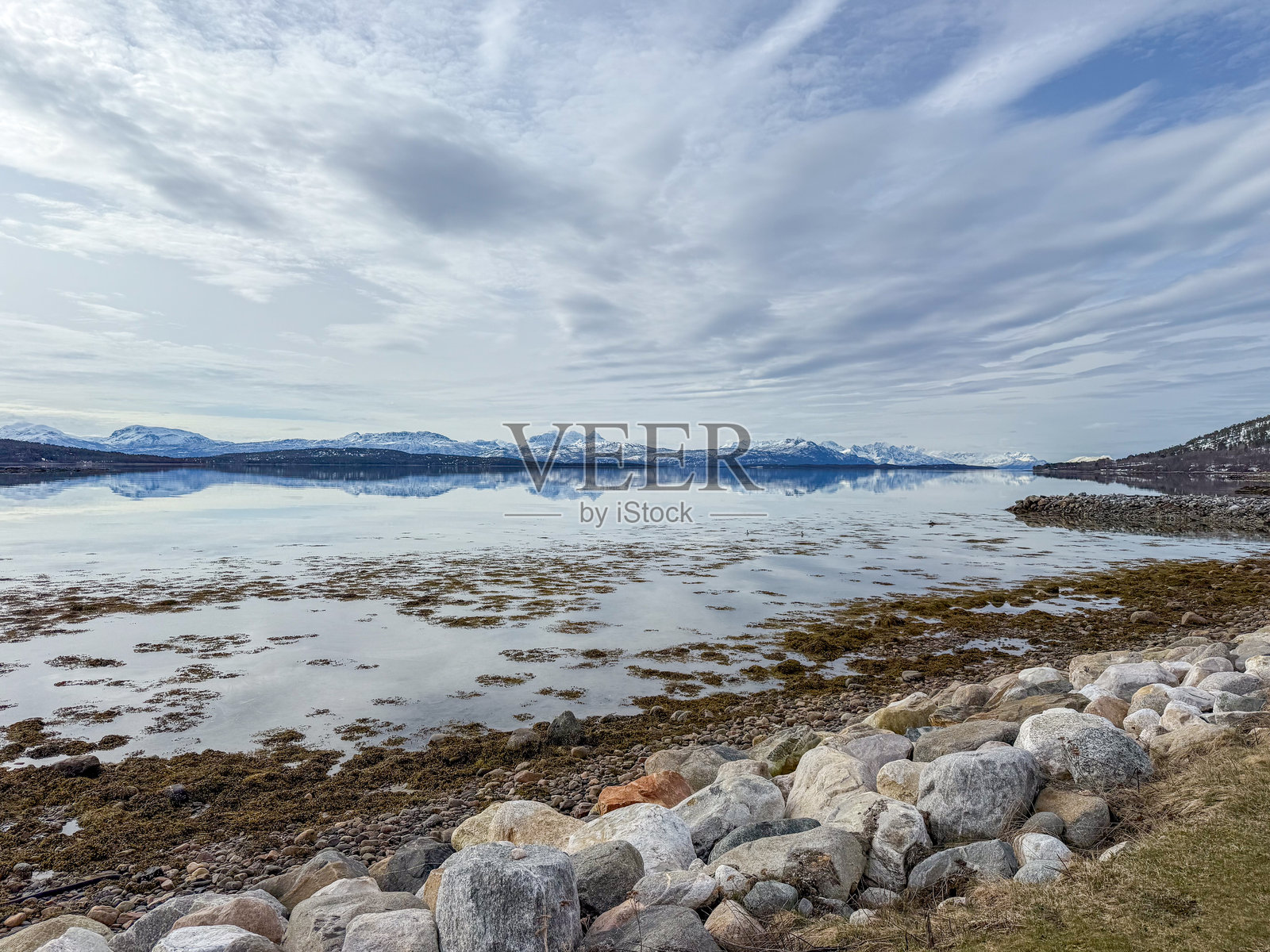宁静的北极海岸线与雪山照片摄影图片