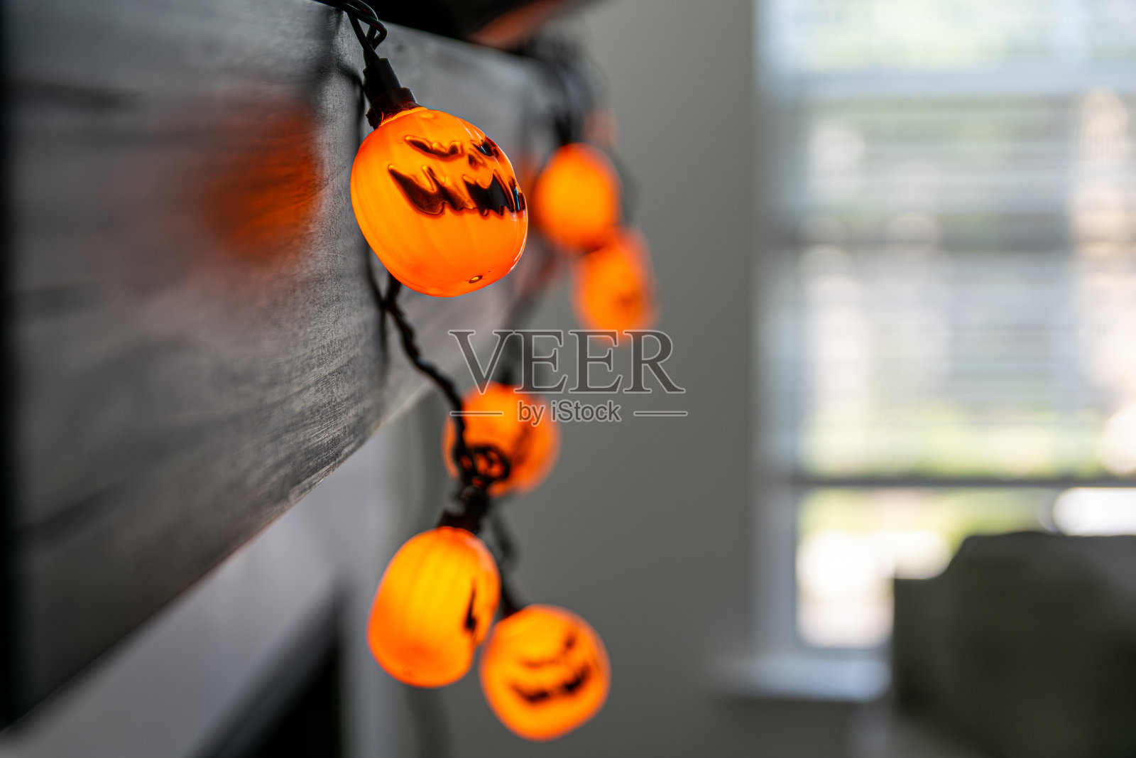 万圣节南瓜脸串灯特写照片摄影图片