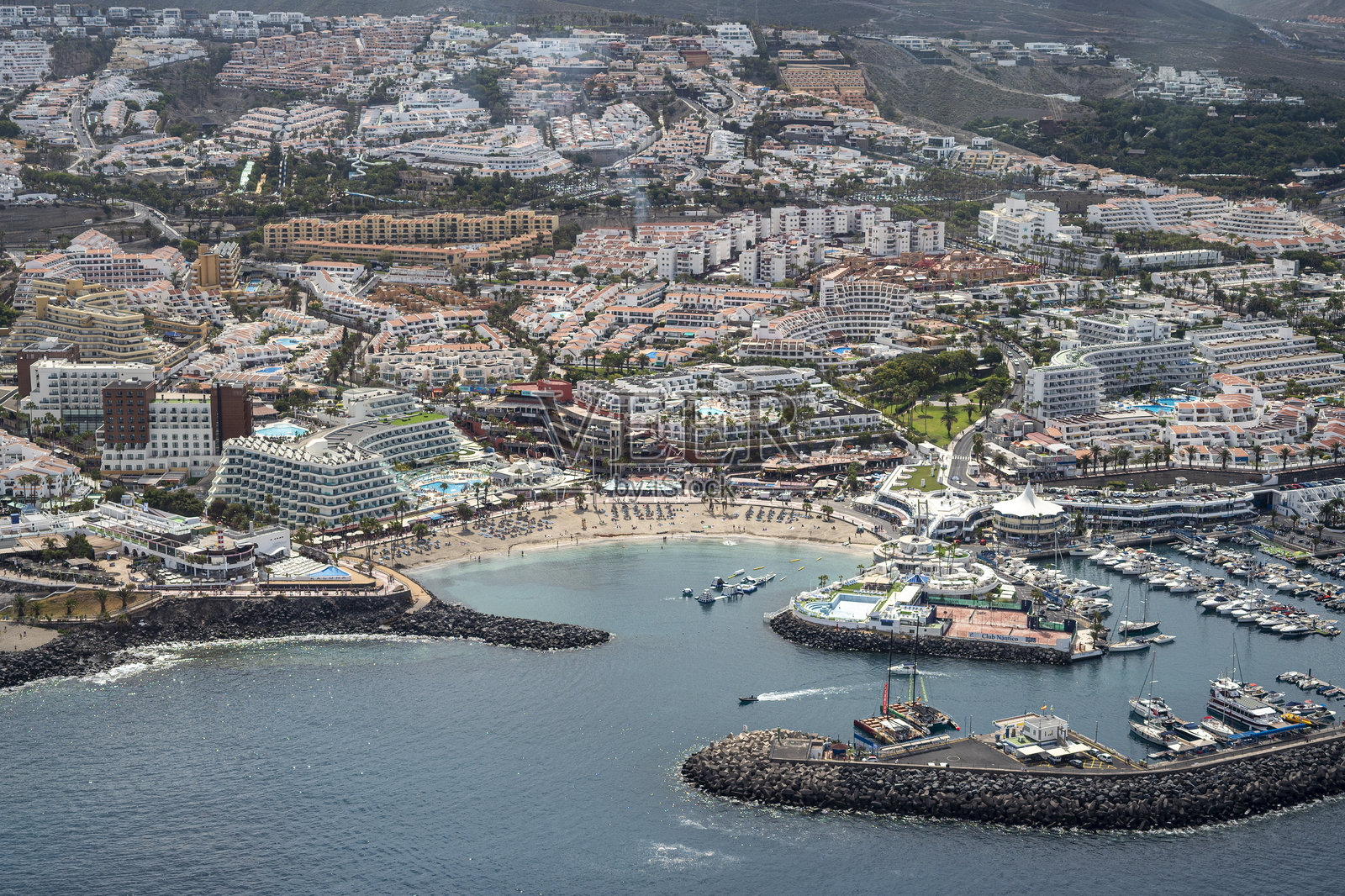 背景有大片水域的城市。照片摄影图片
