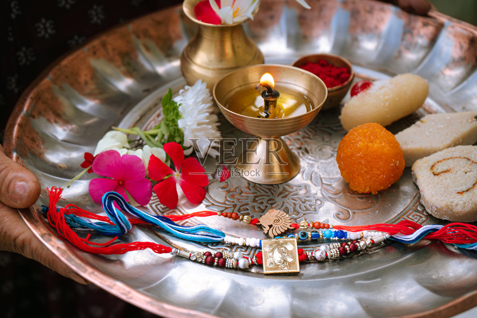 印度的拉克沙班丹节,展示兄妹之间的亲密关系,伴有拉基、甜点和礼物。照片摄影图片