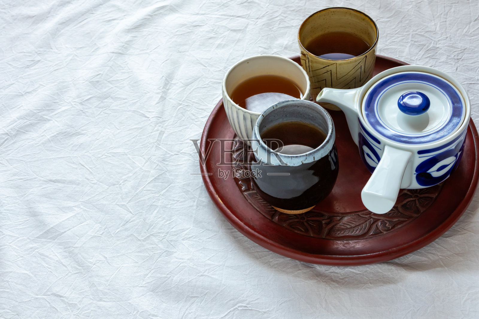 托盘上的茶杯照片摄影图片