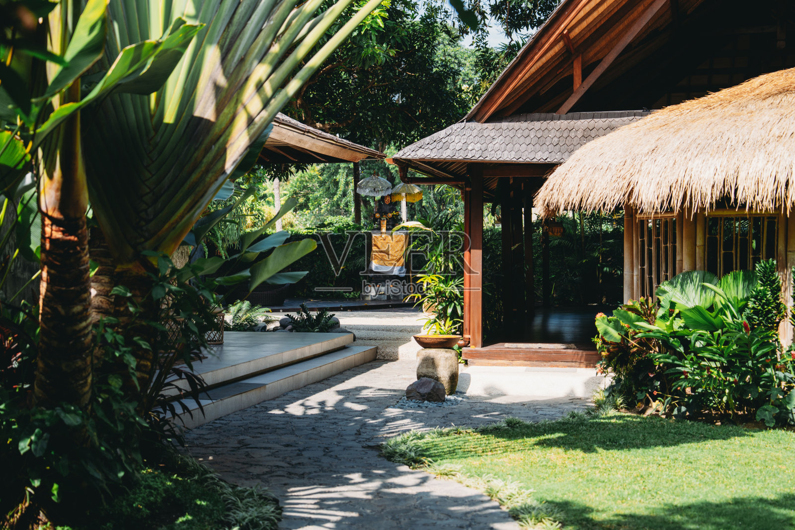 传统巴厘岛度假村小径与热带花园照片摄影图片