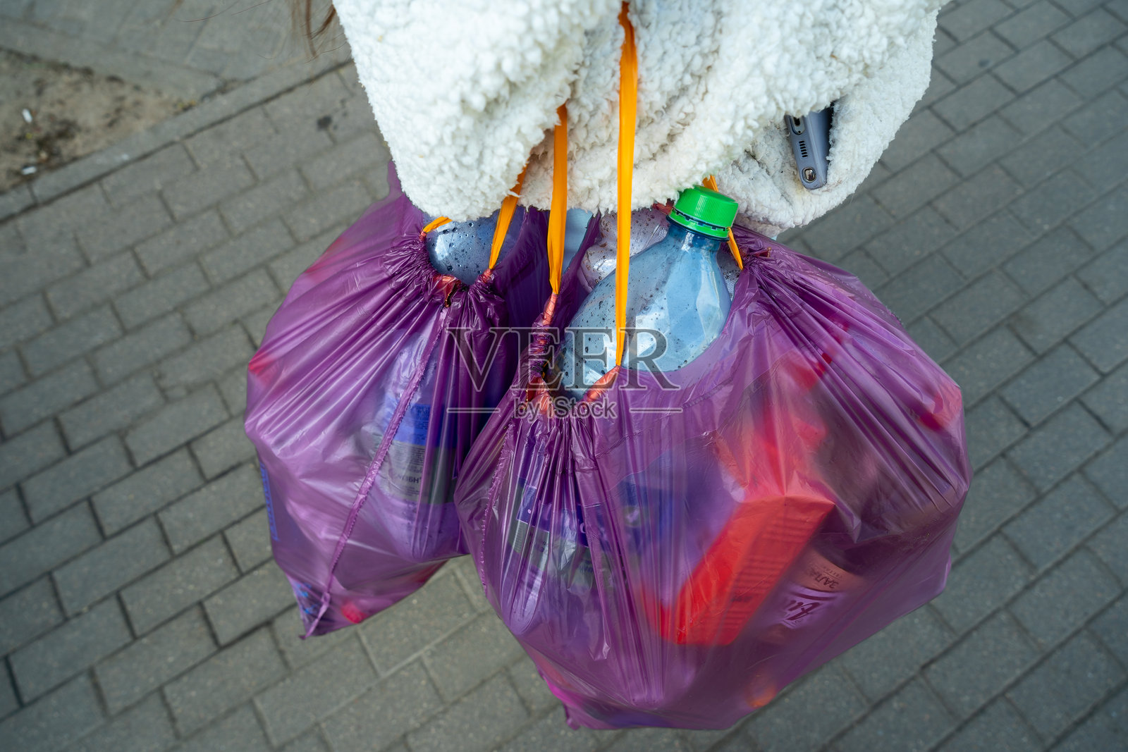 收集用于回收的塑料瓶。袋子里的塑料瓶强调负责任的消费和生态倡议。准备放入自动回收机的水瓶。照片摄影图片