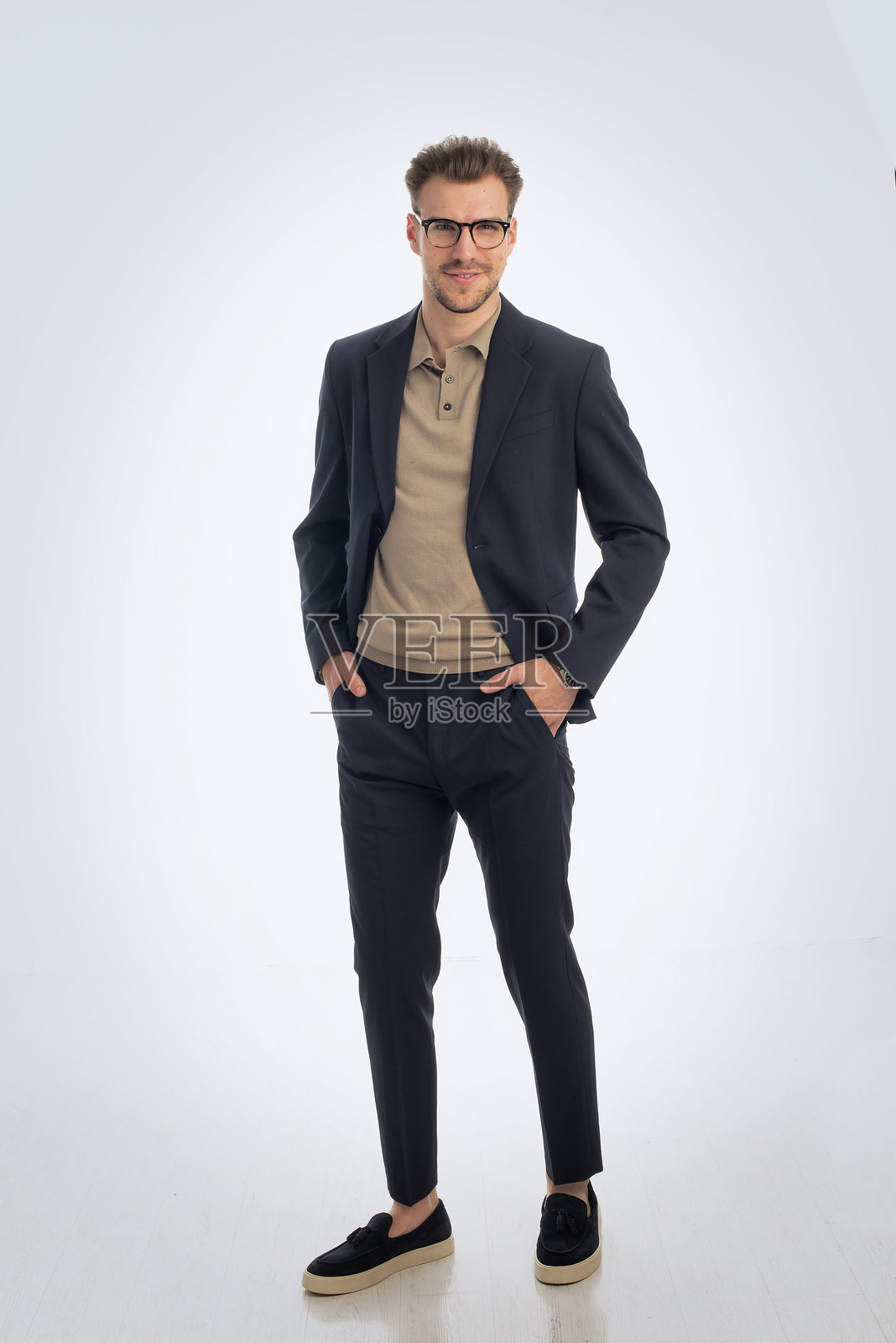 年轻的商人对着镜头微笑照片摄影图片