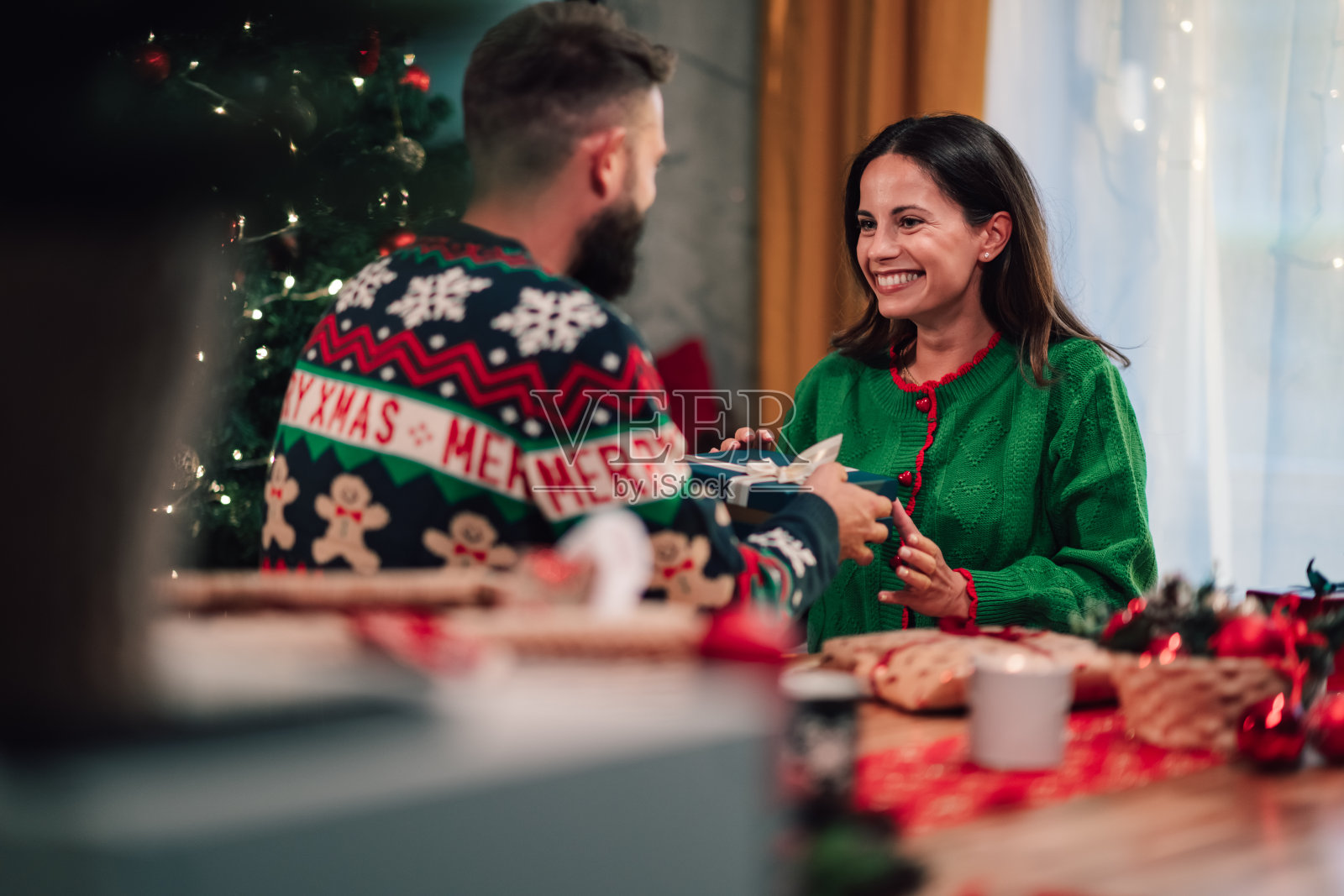 在家中互赠圣诞礼物的恩爱情侣照片摄影图片