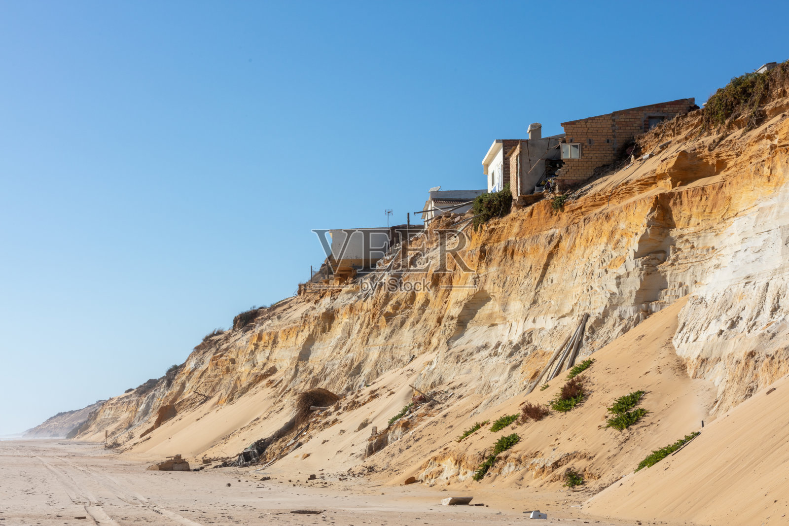 西班牙安达卢西亚阿尔蒙特多纳纳国家公园房屋下的海岸侵蚀。2025年9月2日。照片摄影图片