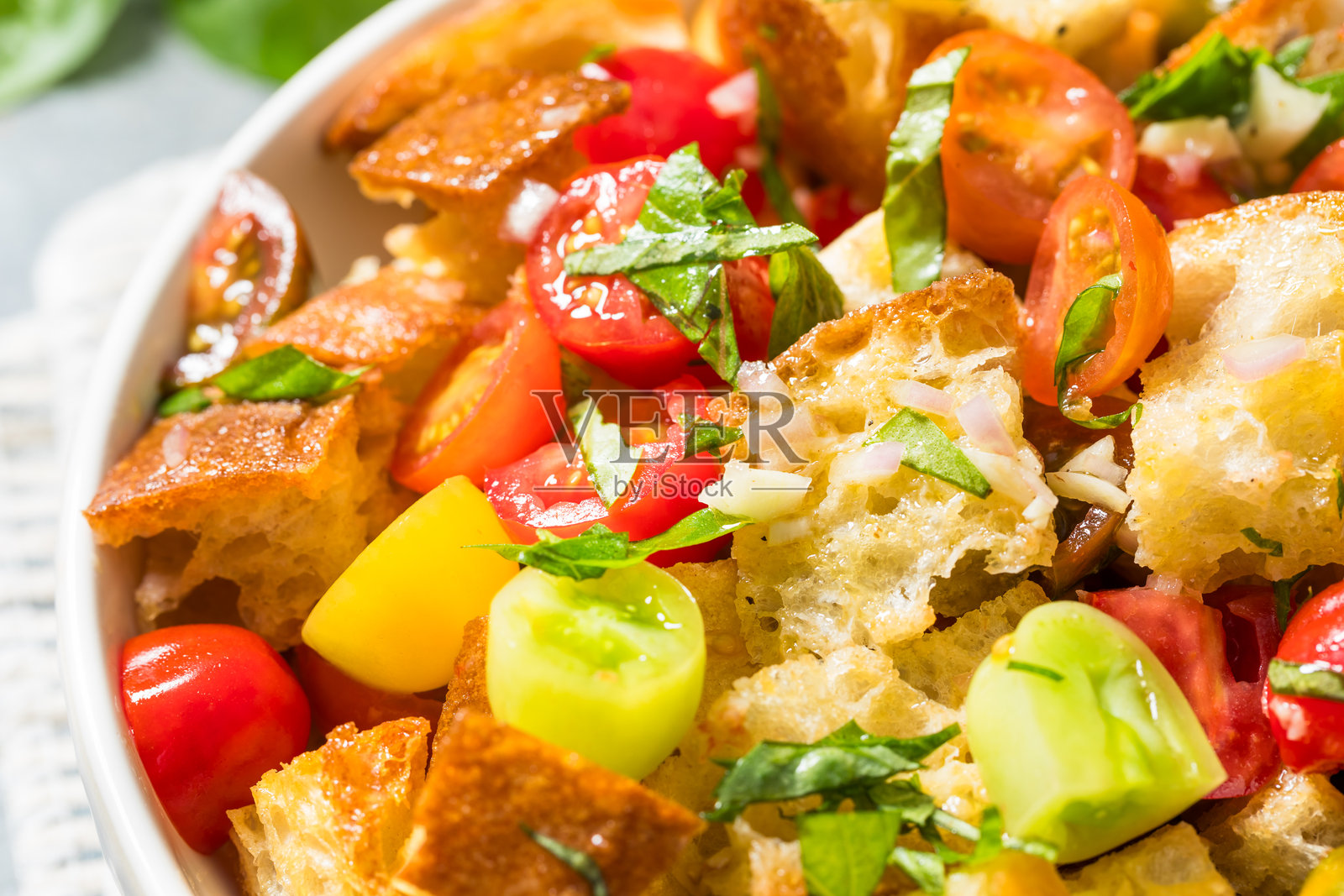 自制经典意大利面包沙拉照片摄影图片